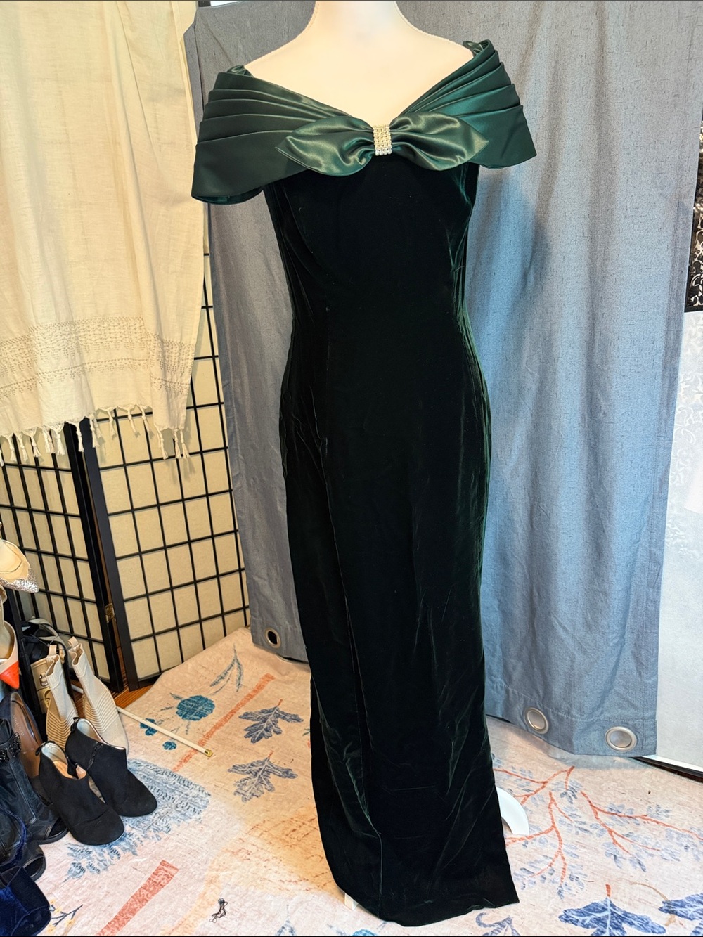 Elegant Off-Shoulder Green Velvet Evening Gown